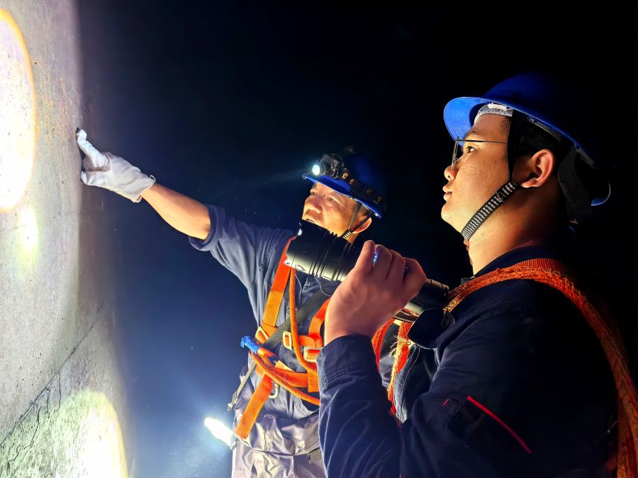 2023.10.31＋计文辉，龚兴勇，梅哲在葛洲坝大江机组尾水流道检查2＋摄影：水之源