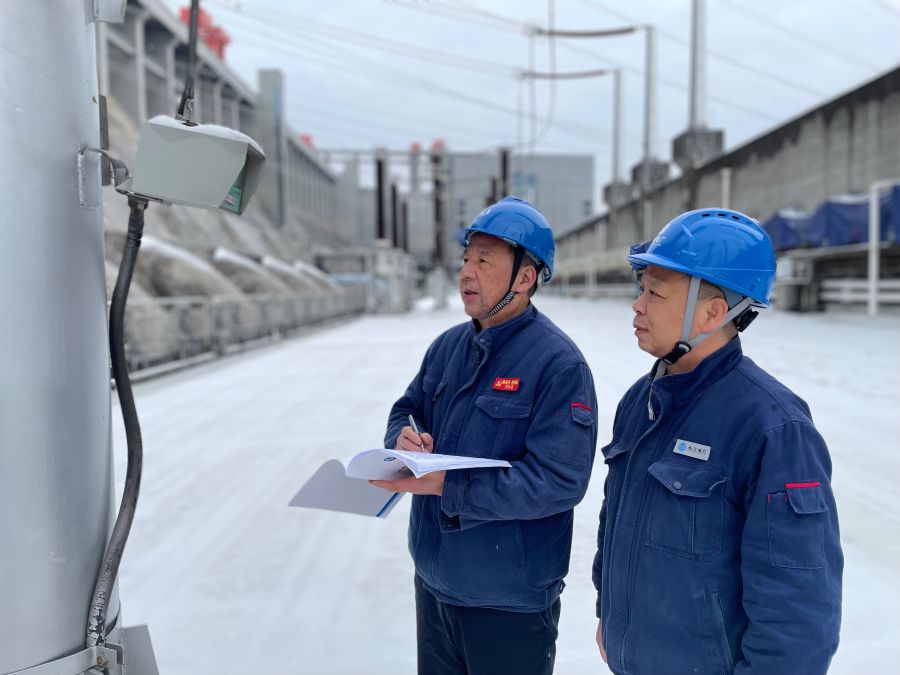 三峡电站维护人员对500千伏出线避雷器等户外设备开展专项检查，积极应对低温暴雪天气