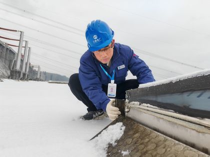 2月22日，水工分部詹卫华检查右岸主厂房屋面防水体系，确保屋面排水沟排水通畅、屋面无渗水点