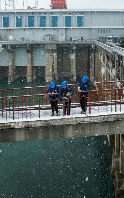 三峡梯调员工检查水情遥测站点设备