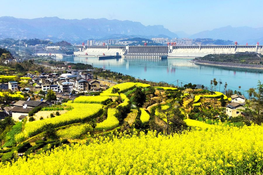 三峡大坝下的和谐家园（摄影：梁强）