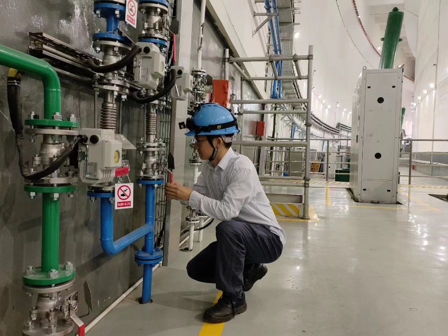 溪洛渡电厂员工对深孔弧门水封控制系统操作后进行检查