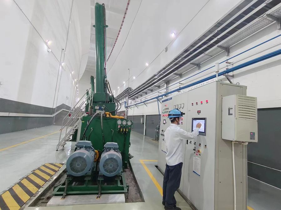 溪洛渡电厂员工对深孔弧门水封控制系统进行操作