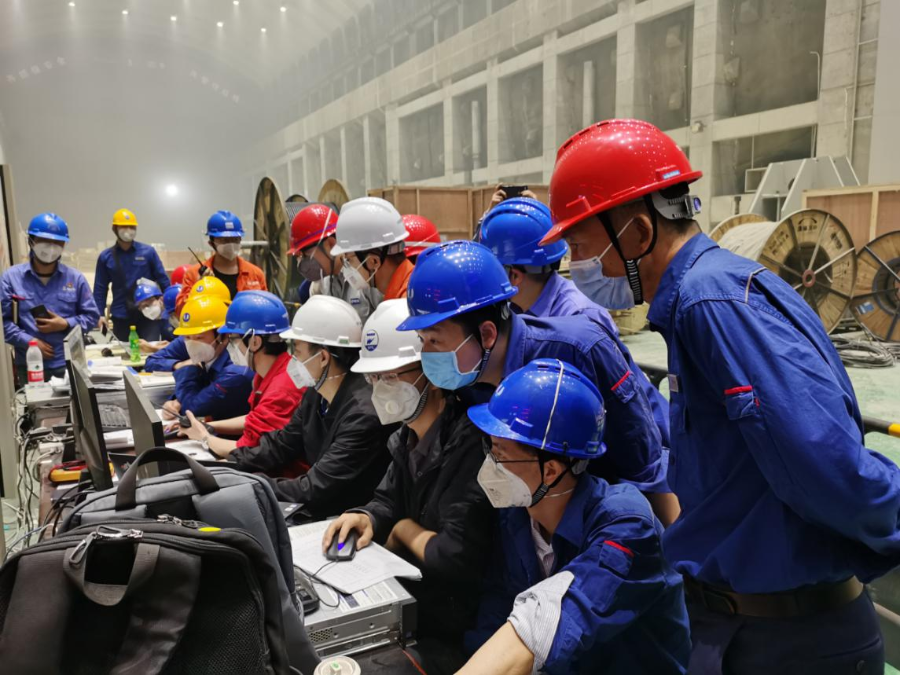 参与现场工程建设