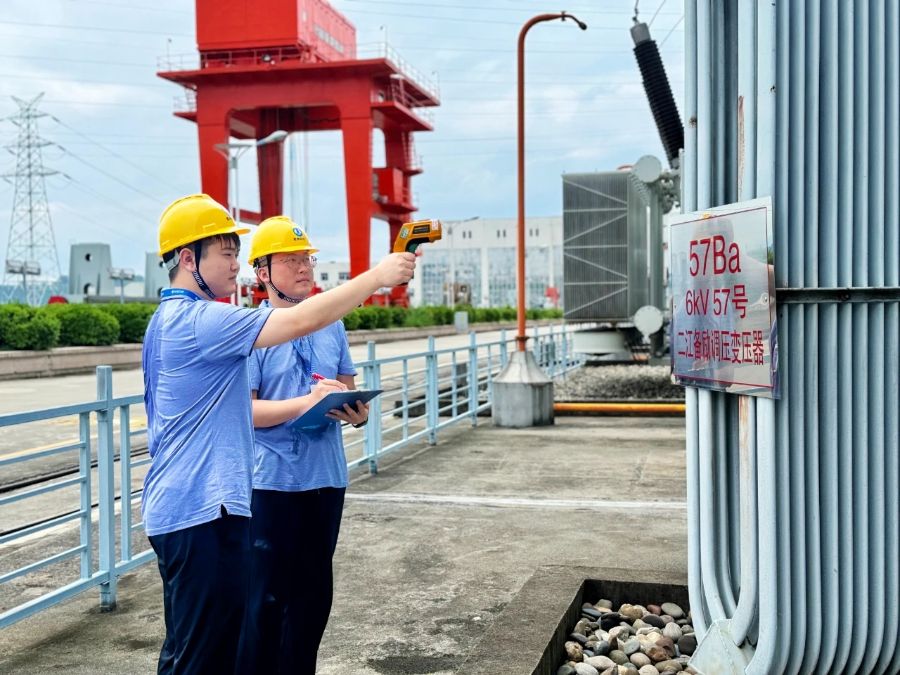 葛洲坝电厂开展户外设备巡查，保障设备在高温天气下正常运行