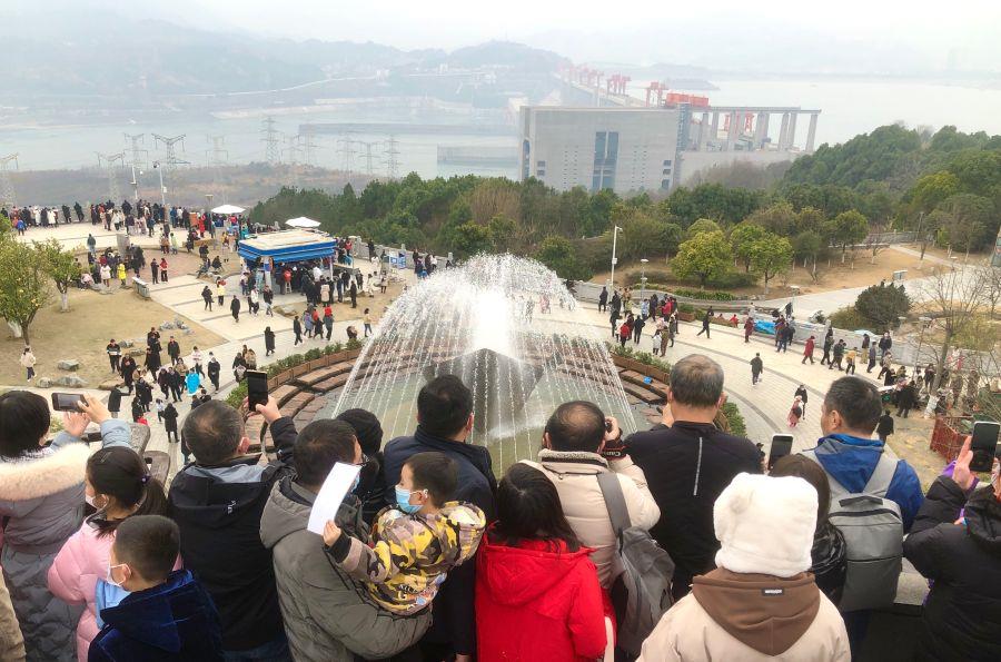 大国重器人气旺。邓立中拍摄